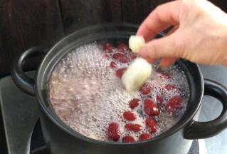 烧开后，加入冰糖