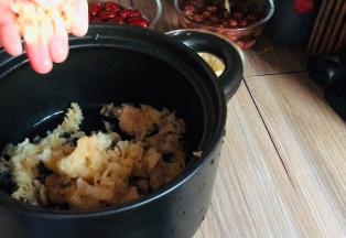 撕成小朵，放入砂锅中