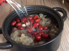 加入适量清水