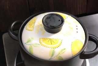 转小火，盖上锅盖焖煮1小时以上