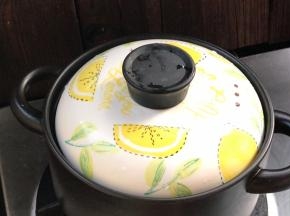 转小火，盖上锅盖焖煮1小时以上