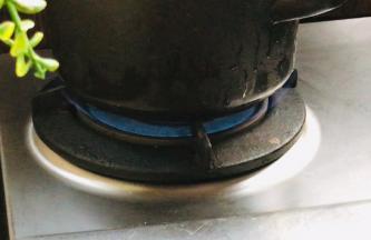 将砂锅放置旺火上