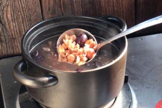 1小时后打开锅盖，看看莲子煮开花即可