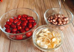 百合、莲子、红枣洗净，沥水