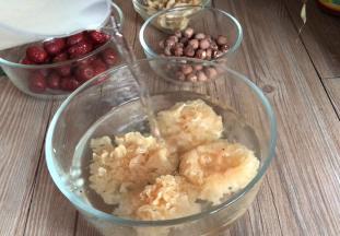 银耳提前2小时泡发，洗净沥水