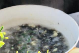 放入葱叶，拌匀即可