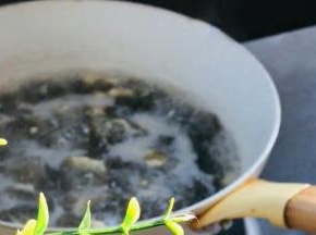 加入紫菜，拌匀