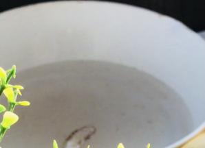 另起锅烧开水，加盐、胡椒粉和猪油，烧开