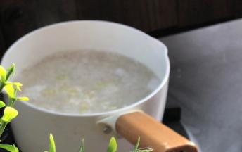 放入葱白，拌匀备用