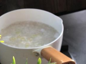 放入葱白，拌匀备用