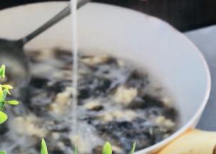 淋入红薯淀粉，边淋边搅拌均匀