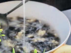 淋入红薯淀粉，边淋边搅拌均匀