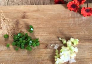 香葱洗净，葱白和葱叶分别切碎备用