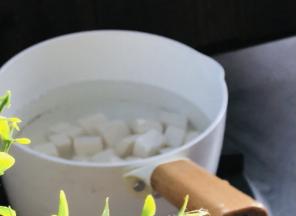 起锅烧开水，放入盐、豆腐、胡椒粉