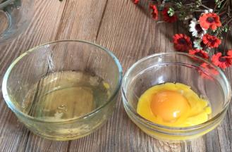 鸡蛋打入碗中，蛋白和蛋黄分别装入两个碗中