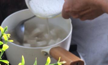 淋入蛋白液和红薯淀粉