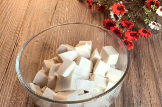 豆腐切成小丁备用