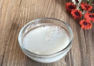 红薯淀粉中加入适量清水，拌匀备用