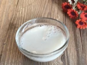 红薯淀粉中加入适量清水，拌匀备用