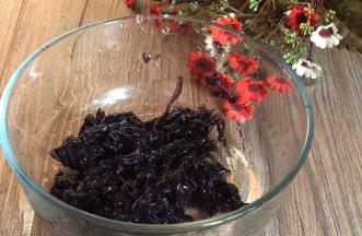 紫菜洗净，撕碎备用