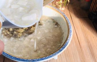 双手端起两种汤，同时对角倒入碗中