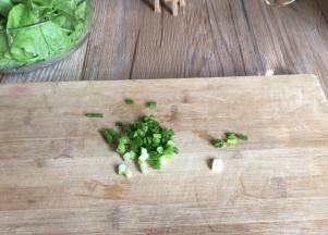香葱洗净后切成葱花备用