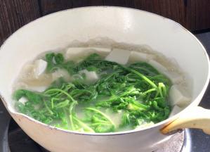 煮至汤汁变色，出浓浓的萝卜苗香