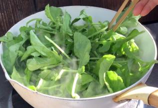 加入萝卜苗，拌匀煮沸