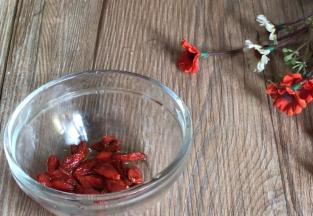 枸杞洗净，沥水备用