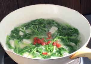 加入枸杞、味精