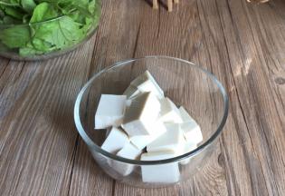 嫩豆腐冲洗一下，切成小块备用