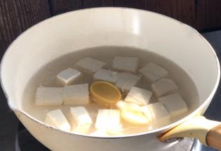 起锅注入适量清水，放入豆腐、猪油、胡椒粉、浓汤宝