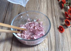 再加少许清水，搅拌至上劲，腌制备用