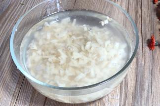 放入盐水中浸泡备用