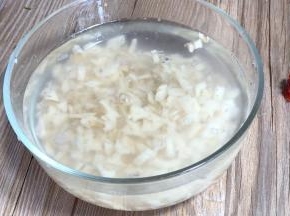 放入盐水中浸泡备用