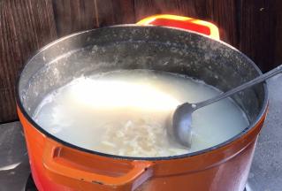 加入藕碎，拌匀煮沸后继续煮5分钟左右