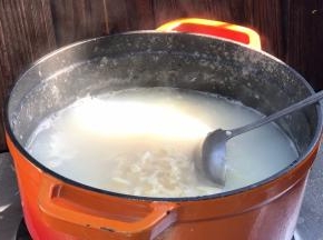 加入藕碎，拌匀煮沸后继续煮5分钟左右