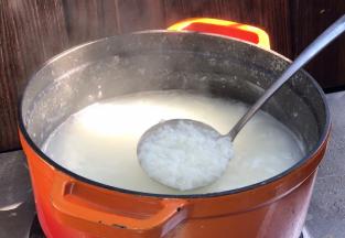 粥熬至汤汁浓稠时