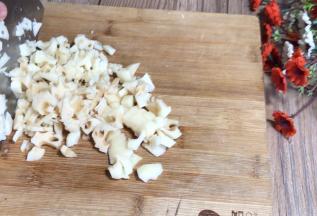 莲藕去皮，洗净后切碎