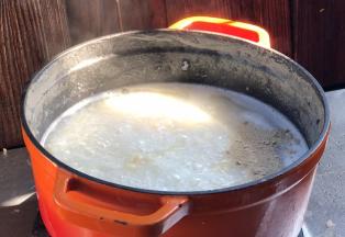 加盐和胡椒粉拌匀