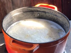 加盐和胡椒粉拌匀