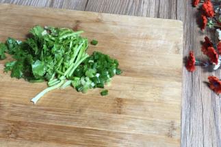 备好葱花和香菜碎