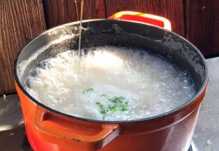 加入葱花和香油，拌匀