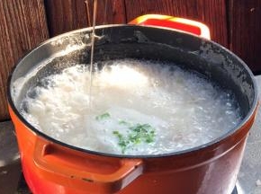 加入葱花和香油，拌匀