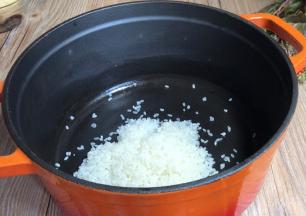 洗净后放入炖锅中