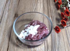 瘦肉洗净后切成碎末，加入料酒和淀粉拌匀