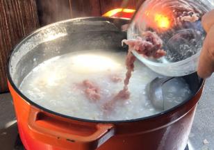 加入瘦肉，拌散开至煮沸