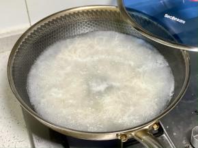 锅里烧开水，加少许盐和油防粘，下入粉干煮熟