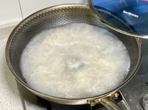 锅里烧开水，加少许盐和油防粘，下入粉干煮熟