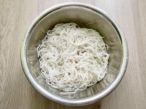 煮好粉干捞出沥干水分